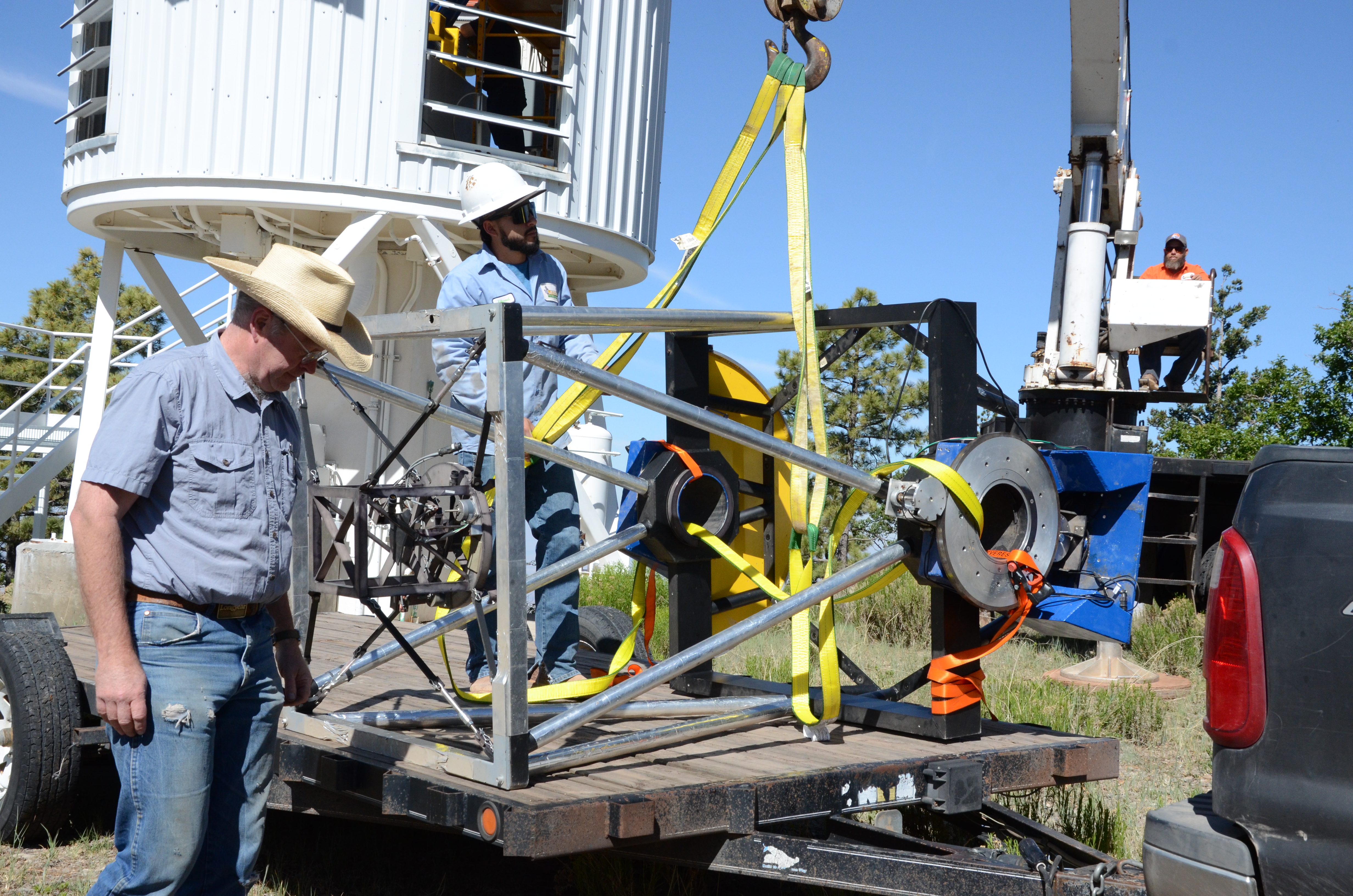 Placing the truss on John Briggs's trailer. Placing the truss on John Briggs's trailer.